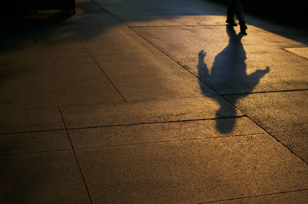 Sombras del hombre que camina
 - Foto, Imagen