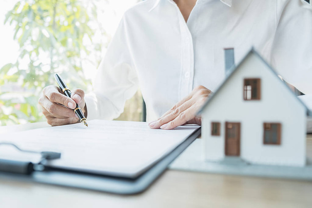 Agent immobilier et client signant un contrat pour acheter une maison, une assurance ou un prêt immobilier. - Photo, image