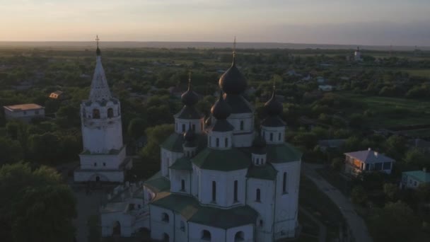 Székesegyház naplementekor, kupolák és arany keresztek, légi kilátás, Oroszország - Felvétel, videó