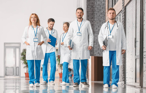 Muotokuva lääkäreiden käytävällä modernin klinikan
 - Valokuva, kuva