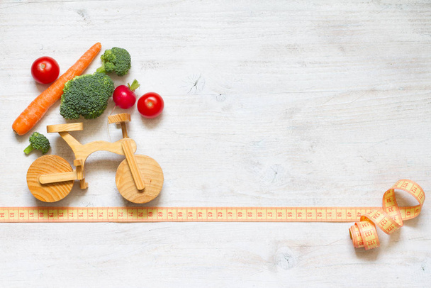 Egészséges életmód vegetáriánus ételek a kerékpáron elvont étrend és sport koncepció - Fotó, kép