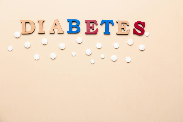 Word cukorbetegség és tabletták a színes háttér - Fotó, kép