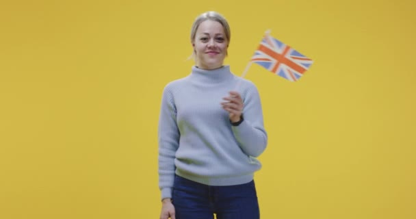 Mulher acenando bandeira britânica
 - Filmagem, Vídeo