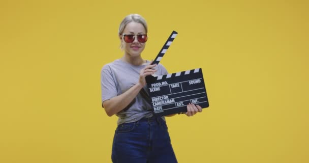 Cheerful woman clapping clapperboard - Footage, Video