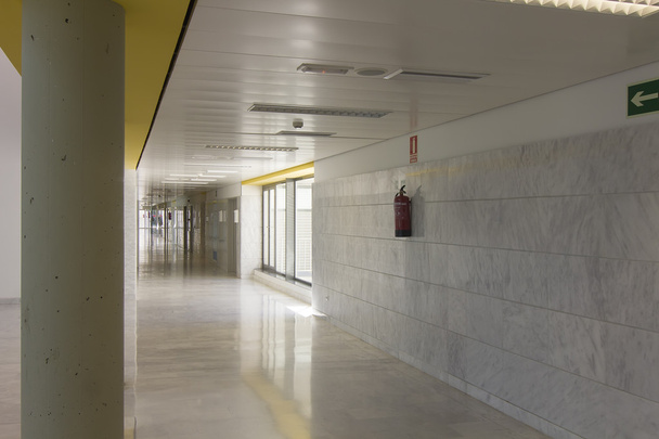 Gran lugar de paso en el hospital moderno
 - Foto, Imagen