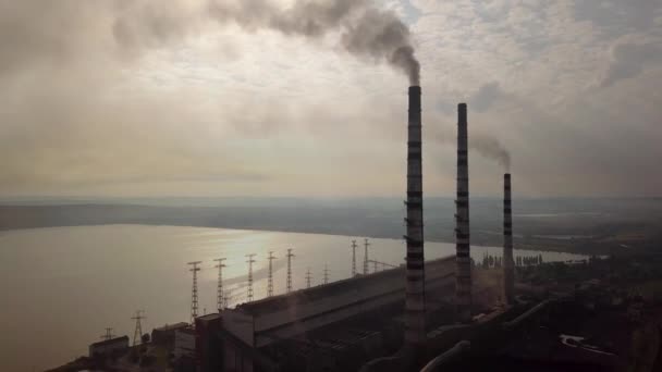 Вид з повітря на труби високого димоходу з сірим димом з вугільної електростанції. Виробництво електроенергії з викопним паливом
. - Кадри, відео