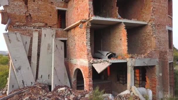 Luftaufnahme eines alten zerstörten Gebäudes nach einem Erdbeben. Ein eingestürztes Backsteinhaus. - Filmmaterial, Video