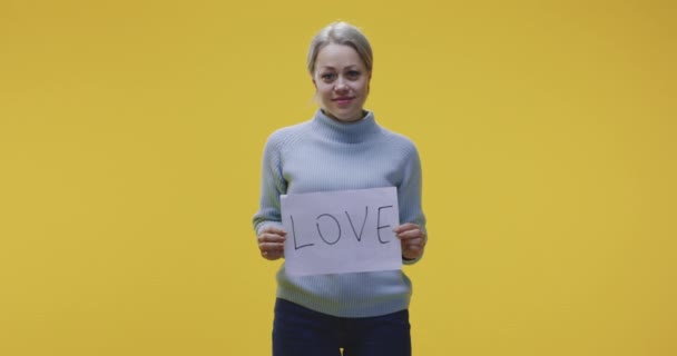 Mulher segurando sinal de amor
 - Filmagem, Vídeo