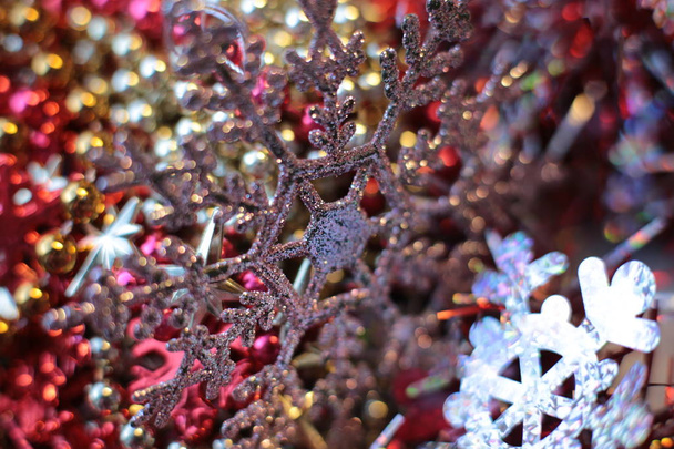 festliche Weihnachten Hintergrund Bokeh Girlanden und funkelnden Wunderkerzen - Foto, Bild