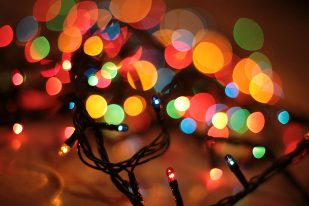 Різдвяна гірлянда боке яскравий соковитий фон
 - Фото, зображення