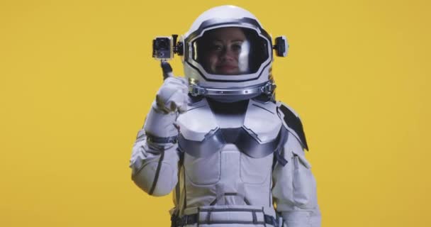 Astronauta hembra mostrando pulgares hacia la cámara
 - Imágenes, Vídeo