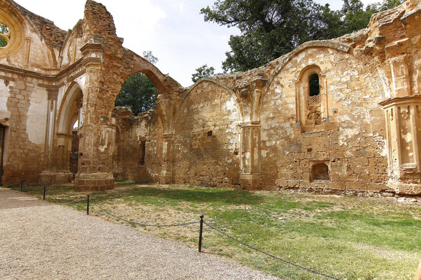 Zona en ruinas del famoso monasterio de piedra construido en 1194, Nuevalos, España
 - Foto, imagen