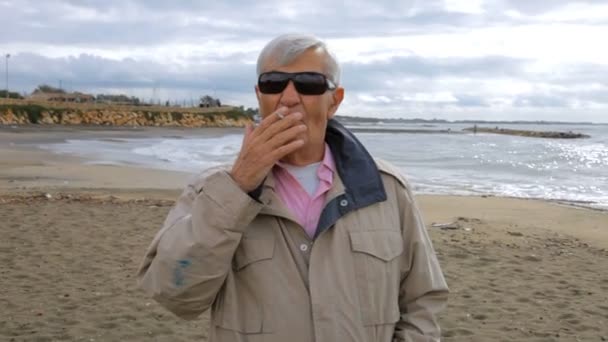 starý muž kouření - Záběry, video