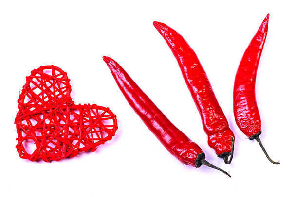 drie rode hot chili peper geïsoleerd op een witte achtergrond - Foto, afbeelding