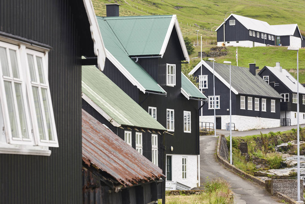 Malownicza wioska z kolorowymi domami w Wyspach Owczych. Denmar - Zdjęcie, obraz