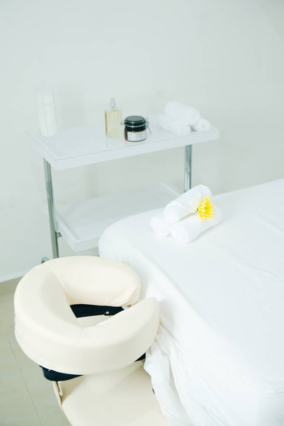 masážní místnost v lázeňském salónu. bílý masážní stůl - Fotografie, Obrázek