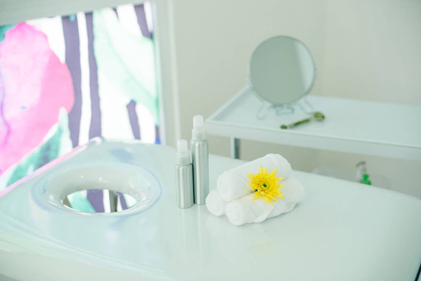 sala de massagem no salão de spa. mesa de massagem branca
 - Foto, Imagem