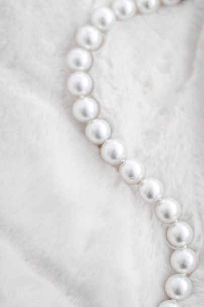 Winterurlaub Schmuck Mode, Perlenkette auf Pelzrücken - Foto, Bild