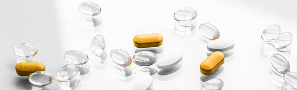 Pilules et capsules pour la nutrition diététique, supplément beauté anti-âge
 - Photo, image