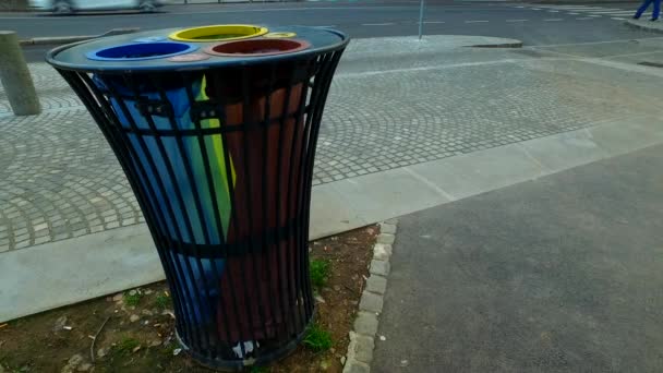 Kosz może z trzech oddzielnych plastikowych toreb do separacji śmieci w śmieci ulicy może. - Materiał filmowy, wideo