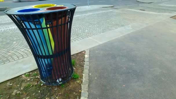 Mülleimer mit drei getrennten Plastiktüten zur Mülltrennung in einem Mülleimer auf der Straße. - Filmmaterial, Video