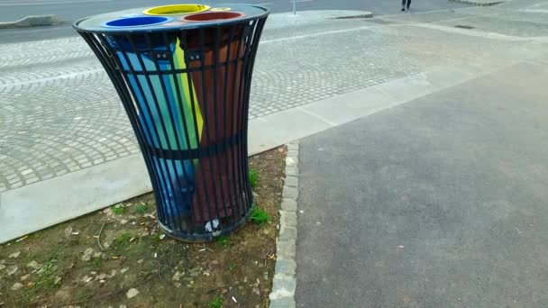 Roskakori, jossa on kolme erotettua muovipussia roskien erottamiseen kadun roskakorissa
. - Materiaali, video