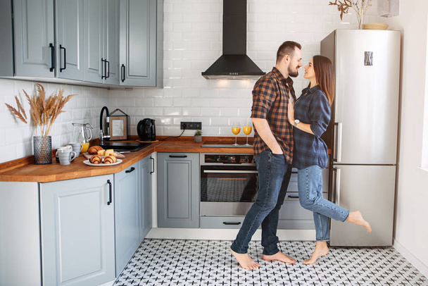 Happy lovers in the kitchen during breakfast - Foto, Imagen