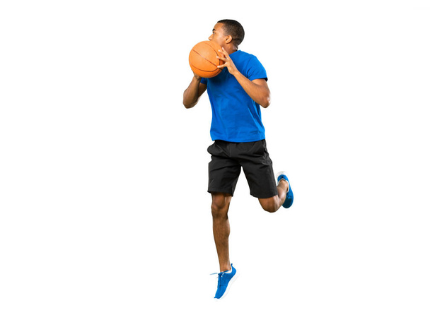 全長ショットのアフリカ系アメリカ人バスケットボール選手男上のiso - 写真・画像