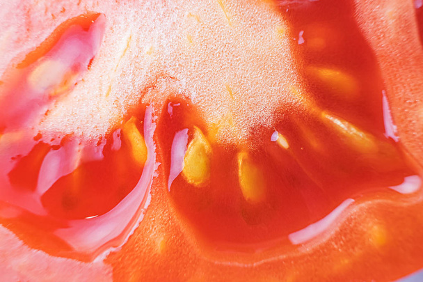 La pulpa de un primer plano de tomate, foto macro. Concepto de alimentos naturales orgánicos. Tomate fresco maduro
. - Foto, Imagen