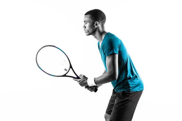Αφροαμερικανός παίκτης του τένις πάνω από απομονωμένο λευκό φόντο - Φωτογραφία, εικόνα
