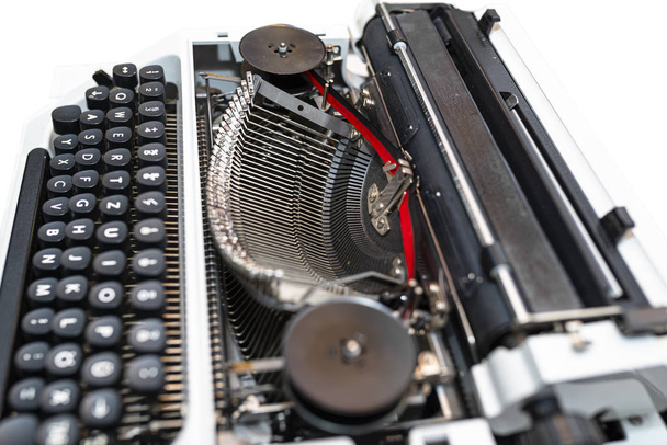 klassische, manuelle Schreibmaschine in weiß mit deutschem Tastaturlayout, isoliert auf weißem Hintergrund mit Clipping-Pfad. - Foto, Bild