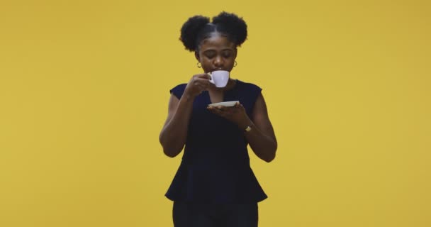 Młoda kobieta pijąca kawę - Materiał filmowy, wideo