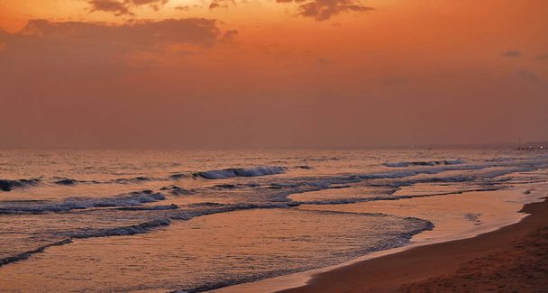 Παραλία Ηλιοβασίλεμα, τελευταίες ακτίνες του ήλιου, λυκόφως - Φωτογραφία, εικόνα
