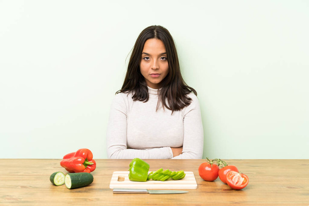 Jeune femme brune avec beaucoup de légumes
 - Photo, image