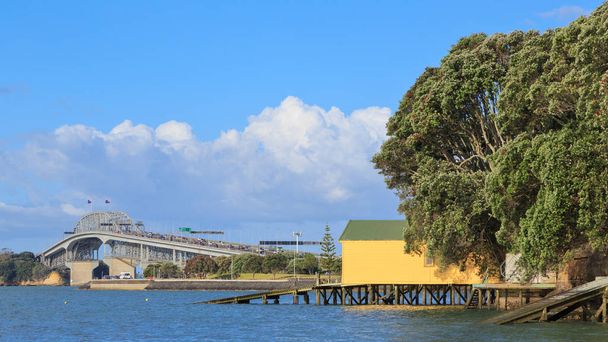 Vista panorámica del puente Auckland Harbour Bridge, Auckland, Nueva Zelanda, desde la playa Hamilton Road en el extremo sur del puente
 - Foto, imagen