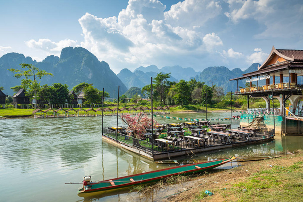 Villaggio e montagna a Vang Vieng, Laos e Nam Song rive, Lao
 - Foto, immagini
