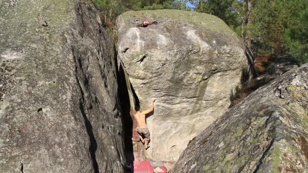 bouldering στο fontainebleau - αποτυχημένη απόπειρα - Πλάνα, βίντεο