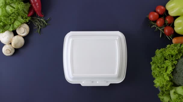 Συσκευασία takeaway τροφίμων σε κουτί από φελιζόλ. Άνοιγμα φρέσκου γεύματος συσκευασίας παράδοσης με γκούλας και πουρέ πατάτας - Πλάνα, βίντεο