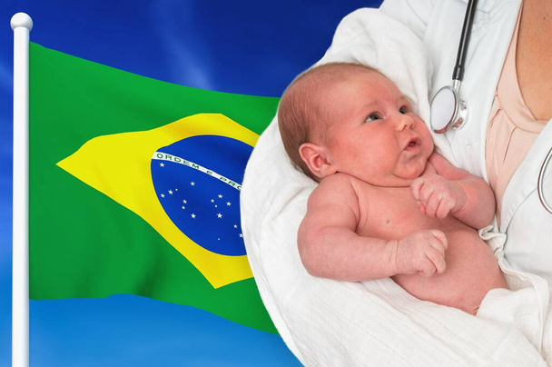 Geboortencijfer in Brazilië. Pasgeboren baby in handen van arts. - Foto, afbeelding