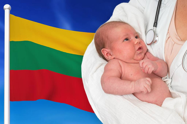 Születésszám Litvániában. Újszülött az orvos kezében. - Fotó, kép