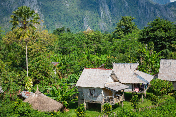 Aldeia e montanha em Vang Vieng, Laos Sudeste Asiático
.  - Foto, Imagem
