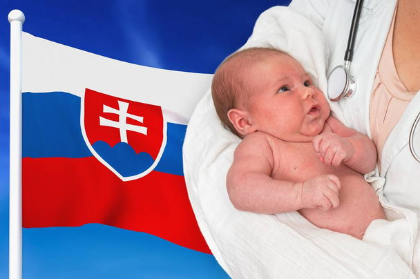 Porodnost na Slovensku. Novorozené dítě v rukou lékaře. - Fotografie, Obrázek