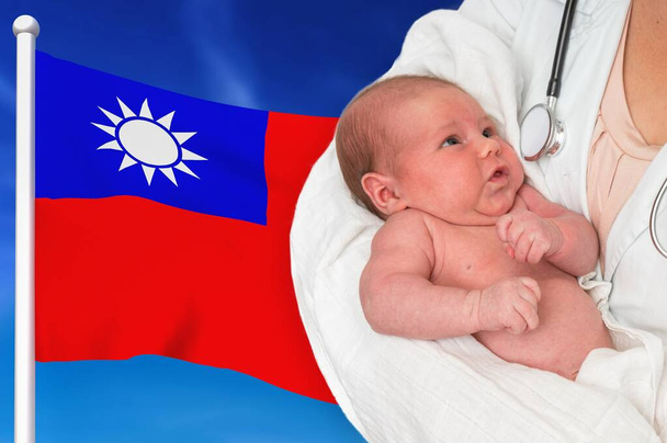 Porodnost na Tchaj-wanu. Novorozené dítě v rukou lékaře. - Fotografie, Obrázek