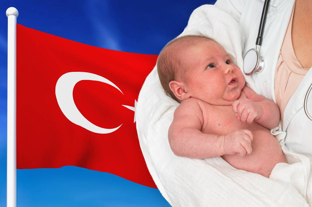 Porodnost v Turecku. Novorozené dítě v rukou lékaře. - Fotografie, Obrázek
