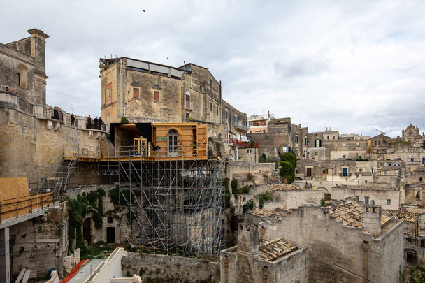  Matera, Italy - Sept 15, 2019: Bond apartment from the movie  "No Time to Die" in Sassi, Matera, Italy. Fictional hotel in the Piazzetta Pascoli area built especially for the production, with views looking down on the town of Matera. Once the filmin - Foto, immagini