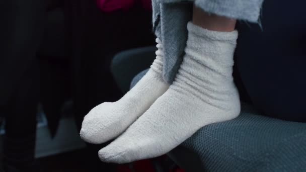 Egy fehér zoknis lány lábainak közelsége. - Felvétel, videó