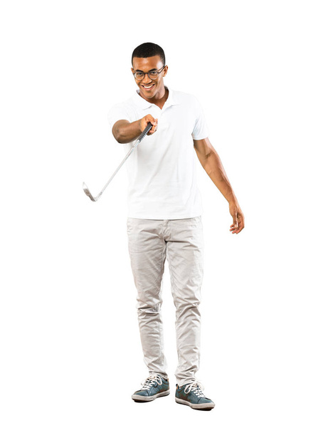 Prise de vue complète du joueur de golf afro-américain homme sur isoler
 - Photo, image