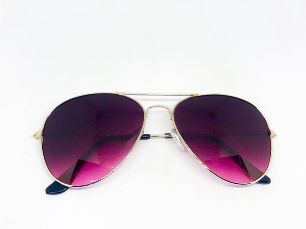 Assortiment de lunettes de soleil, fond blanc
 - Photo, image