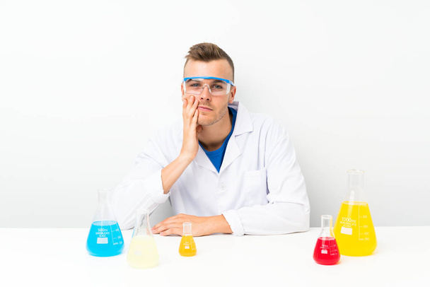 Científico joven con un montón de frasco de laboratorio infeliz y frustrado
 - Foto, imagen