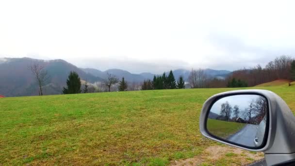 Παρατηρώντας κρύα ημέρα του φθινοπώρου μέσα από το παράθυρο του αυτοκινήτου, σε έναν καθρέφτη αυτοκινήτου, έξω από ένα αυτοκίνητο. - Πλάνα, βίντεο